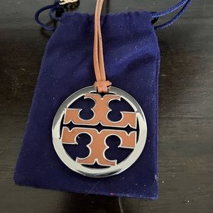 💯 Tory Burch pendant plus leather necklase